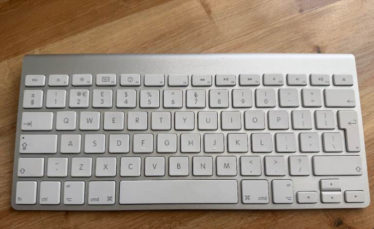 New Apple Magic Keyboard bluetooth keyboard working with AA batteries