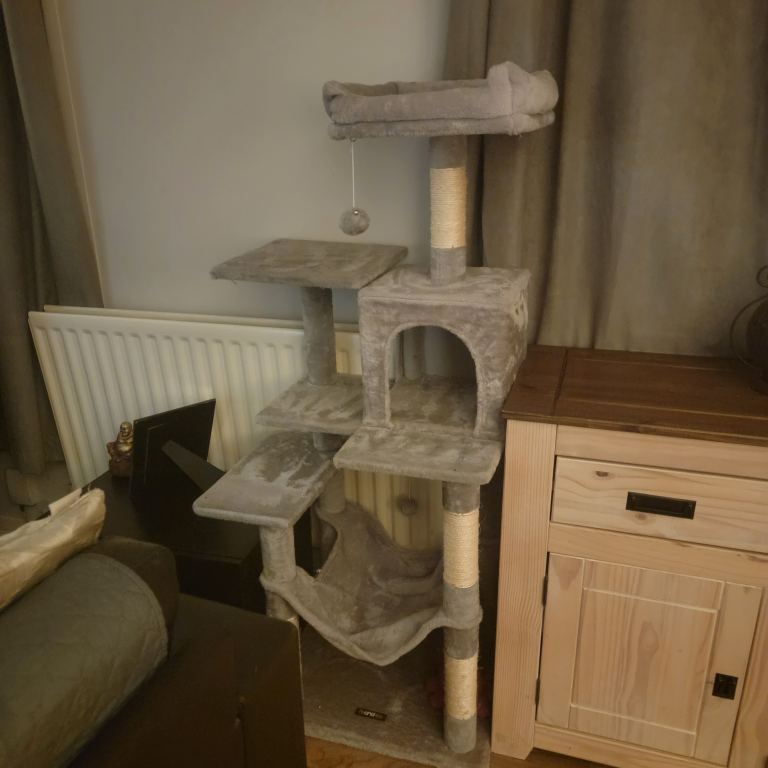 Cat stand/bed/post/scratcher