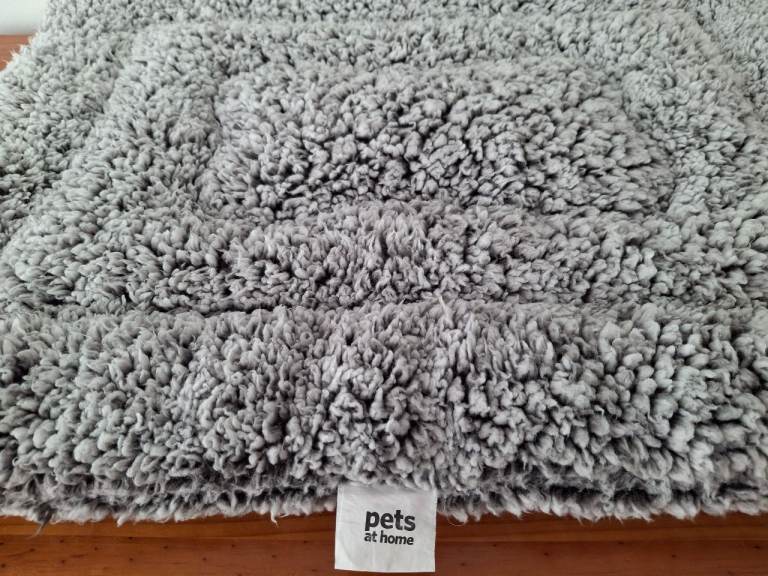 Pets at Home Grey Sherpa Fleece Pet Bed Mat IN EXCELLENT NEW CONDITION 