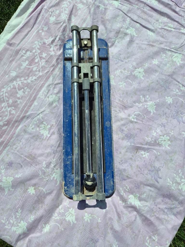 Tiles cutter