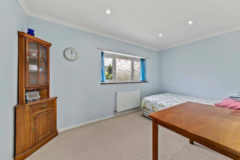 🌷Great Value & Top Connections | Room in Canning Town🌈Minutes from the Station!