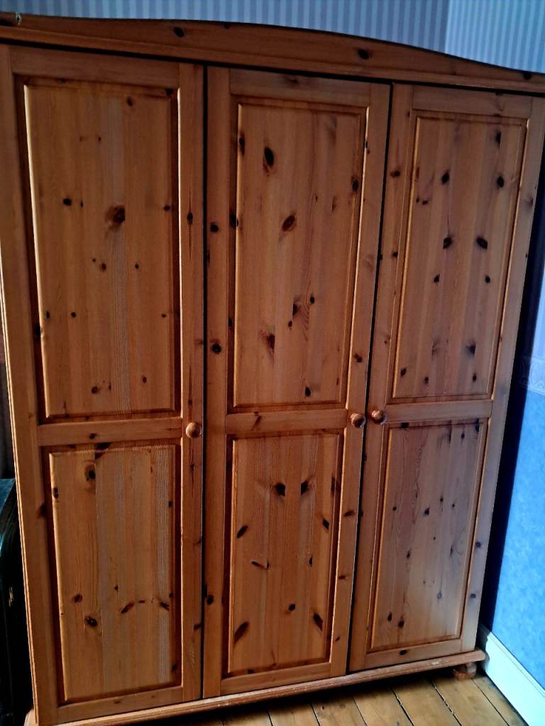 Pine triple wardrobe with 6 shelves