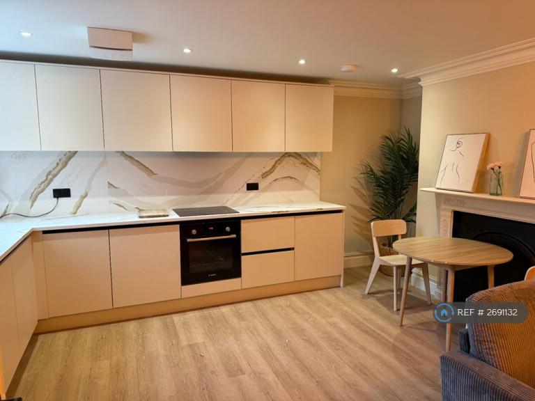 3 bedroom flat in Chapel Place, Ramsgate, CT11 (3 bed) (#2691132)