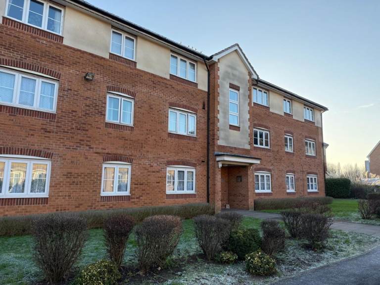 Two double bed ground floor luxury flat to rent in Hayes