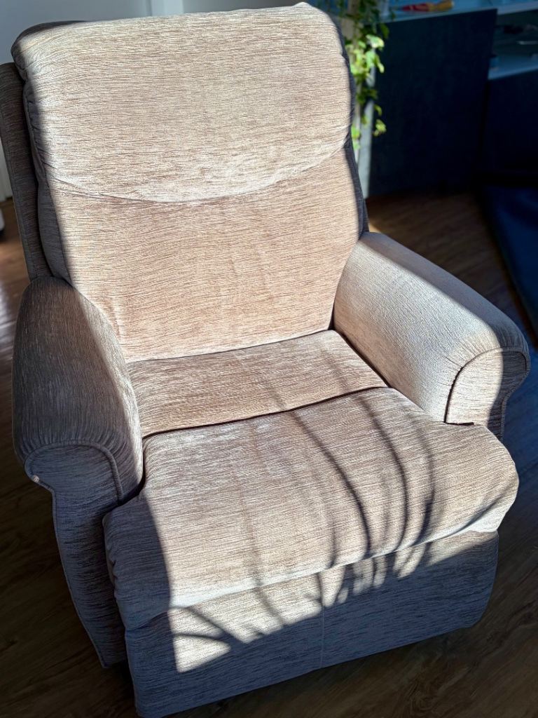 Reserved / G Plan Elevate Dual-Motor Riser Recliner Chair – Excellent Condition