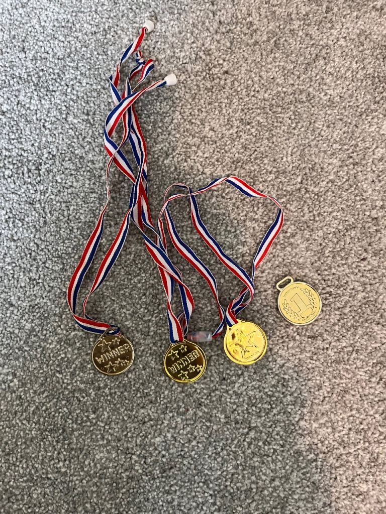 Free x4 kids plastic medals 