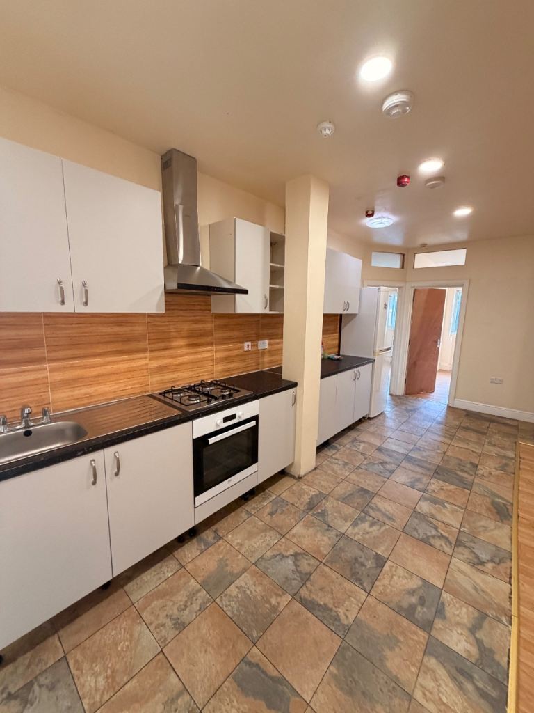 THREE BEDROOM GROUND FLOOR PROPERTY TO RENT AT STRATFORD CITY E15 3NW AREA. 