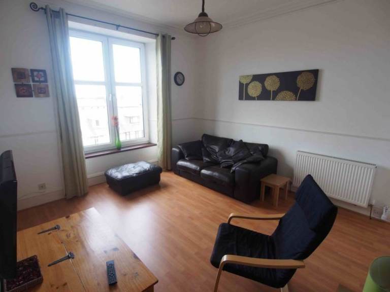 ONE BEDROOM FLAT - CLOSE TO UNI AND TOWN CENTRE