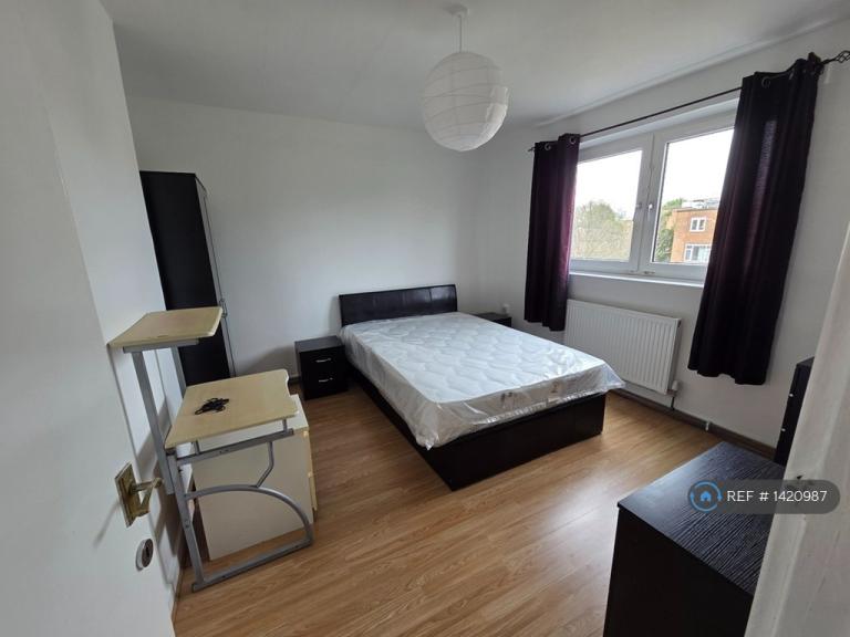 3 bedroom flat in Mcconnell House, London, SW8 (3 bed) (#1420987)