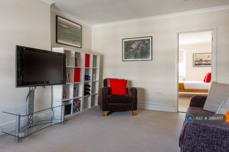 1 bedroom flat in Gloucester Road, London, SW7 (1 bed) (#2680107)
