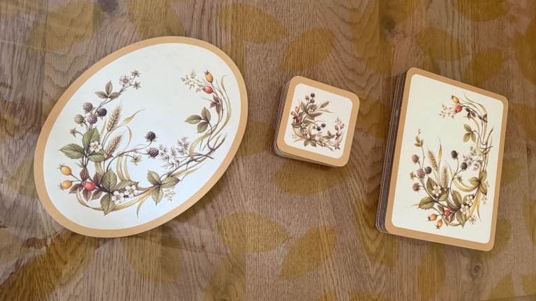 Brand New Designer Wooden Coasters 6 + 6 + 1 Brand new (Unwanted Present)