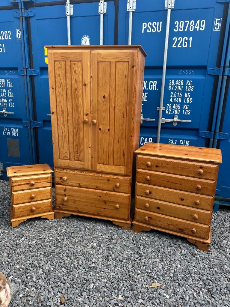 Stunning pine bedroom set can deliver   (14)