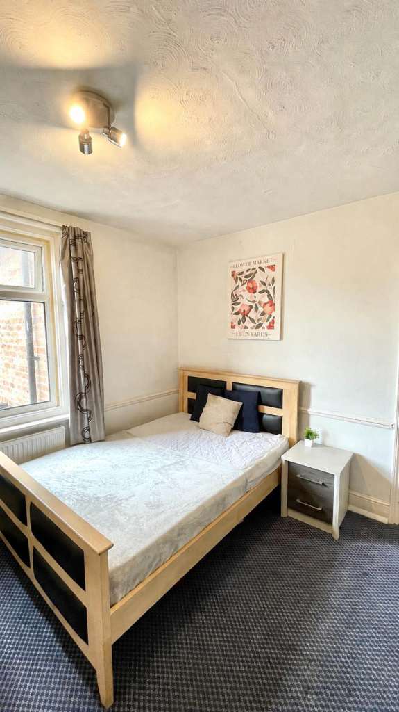 Spacious Dbl room, by bus stops and shops