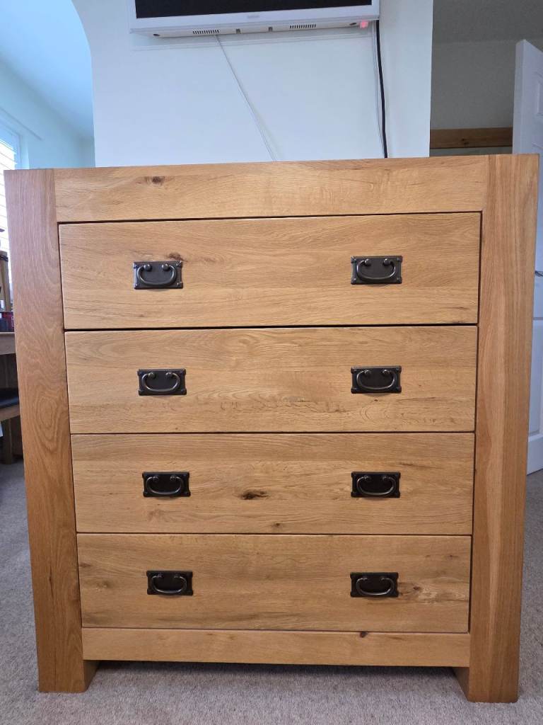 Solid oak chest of drawers