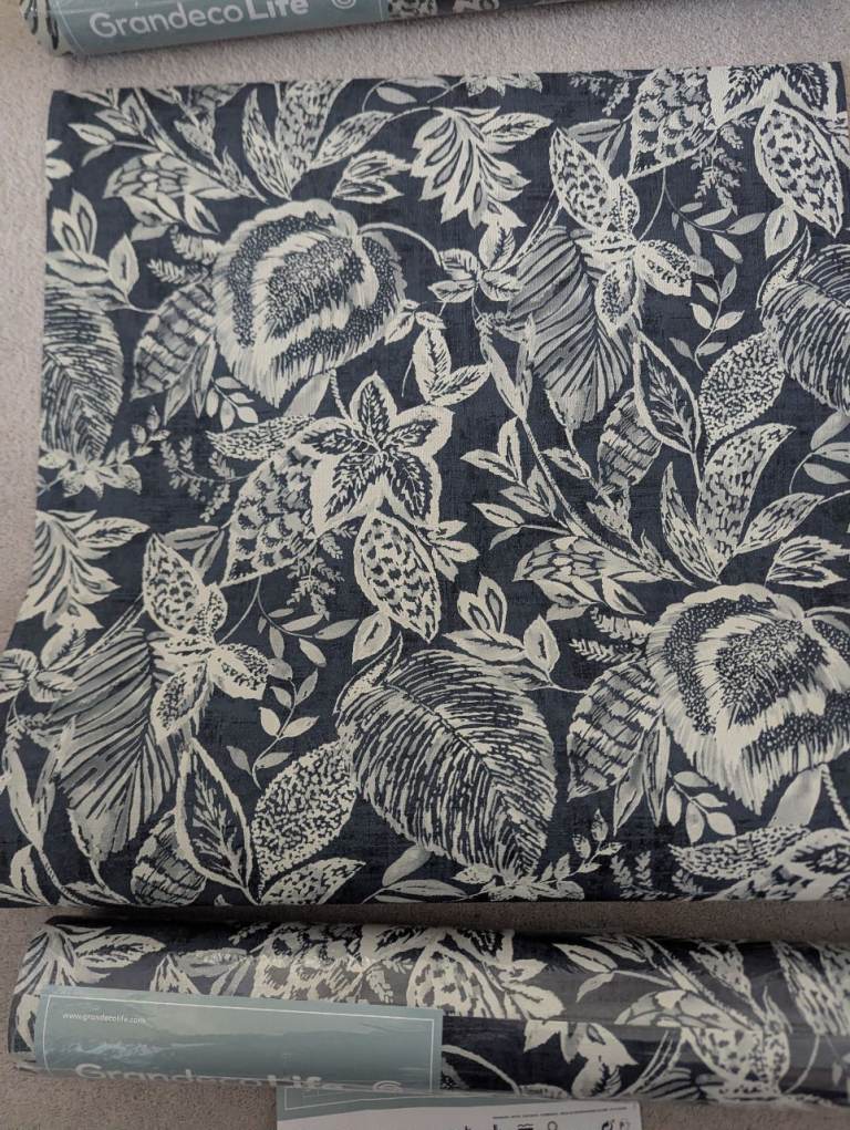 Blue patterned wallpaper 