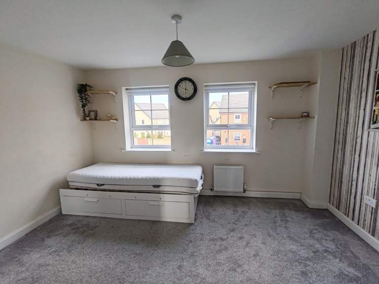 Spacious Bedroom in Hyde