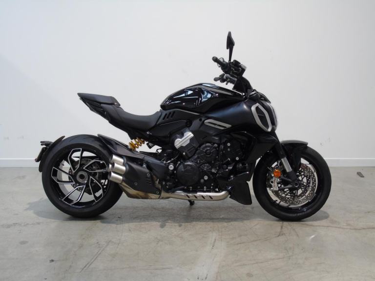 Ducati Diavel V4, 2023, Thrilling Black, 5413 Miles