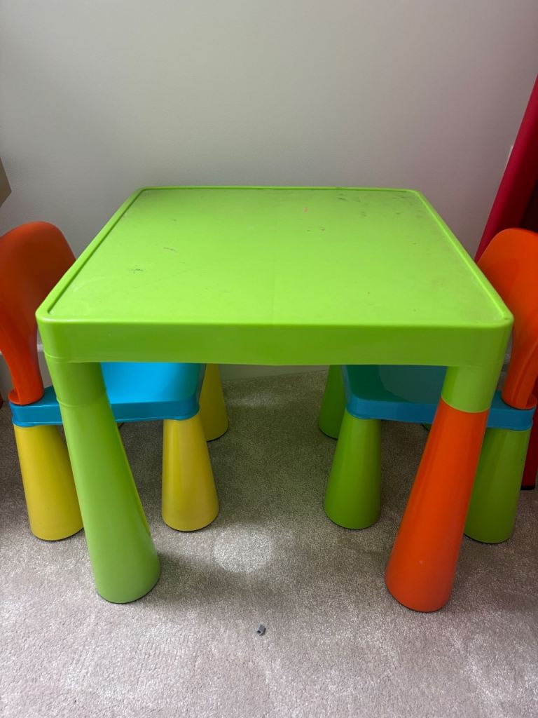 Children table & 2 chairs