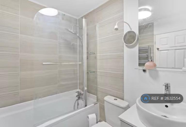 2 bedroom flat in Selby Close, London, E6 (2 bed) (#2632554)