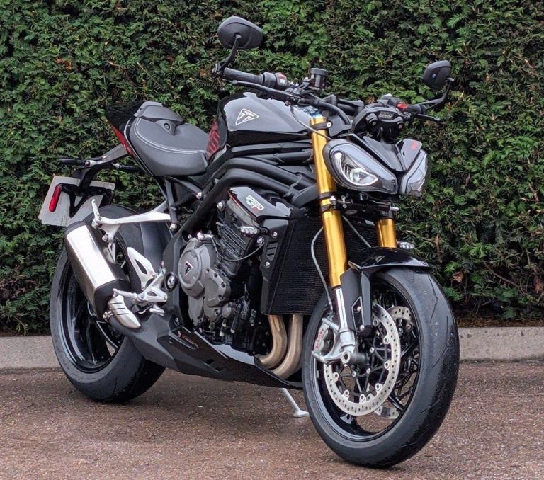 TRIUMPH SPEED TRIPLE 1200 RS - 2025 25 - EX DEMO - LOW MILES