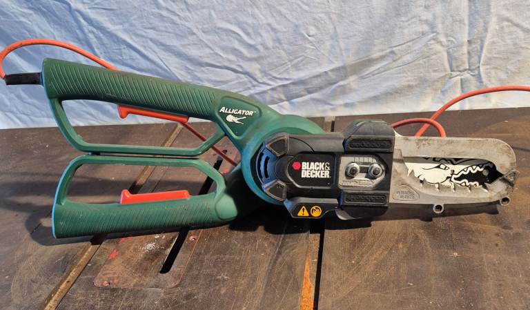 Black & Decker GK1000 Alligator Garden Chainsaw Lopper 