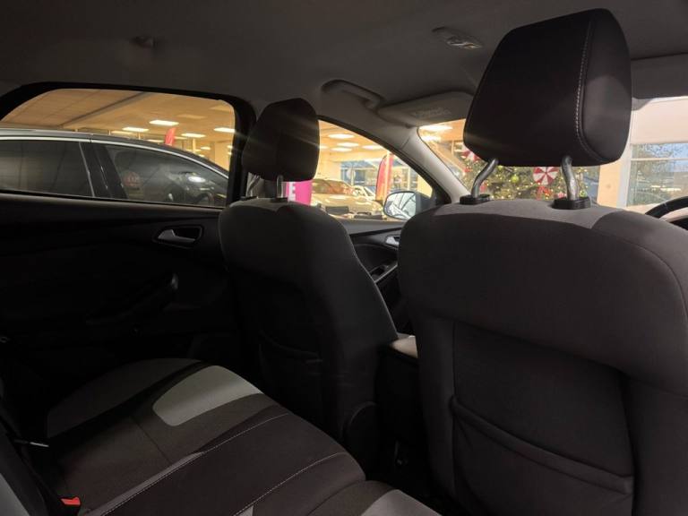 2014 Ford Focus 1.6 TDCi 115 Zetec Navigator 5dr HATCHBACK DIESEL Manual