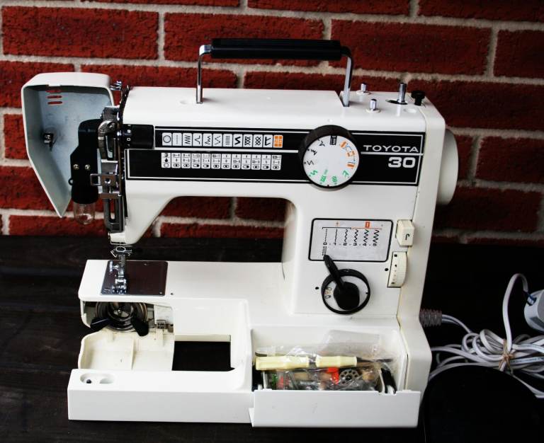 Toyota 30 Electric Sewing Machine -Spares or Repair- as per attached photos