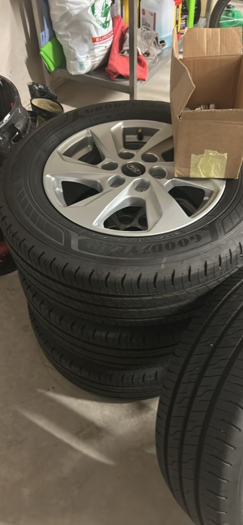 Tyres. Brand new Ford transit custom alloys with tyres 