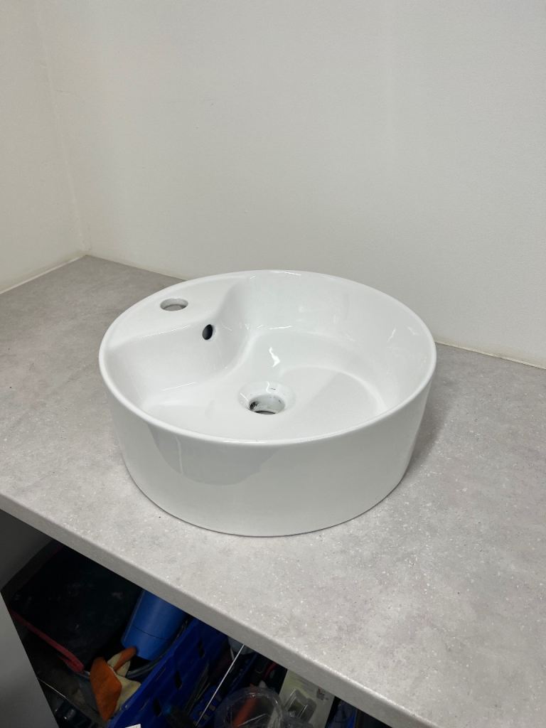 Modern Round Ceramic Bathroom Basin Sink – White, New Condition