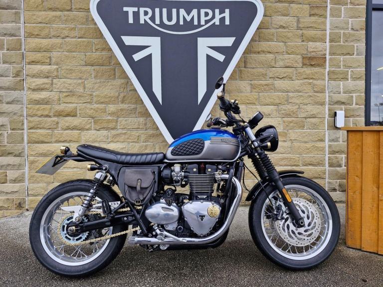 2021 Triumph Bonneville T120 'Custom' Cafe racer - Stunning bike Sound