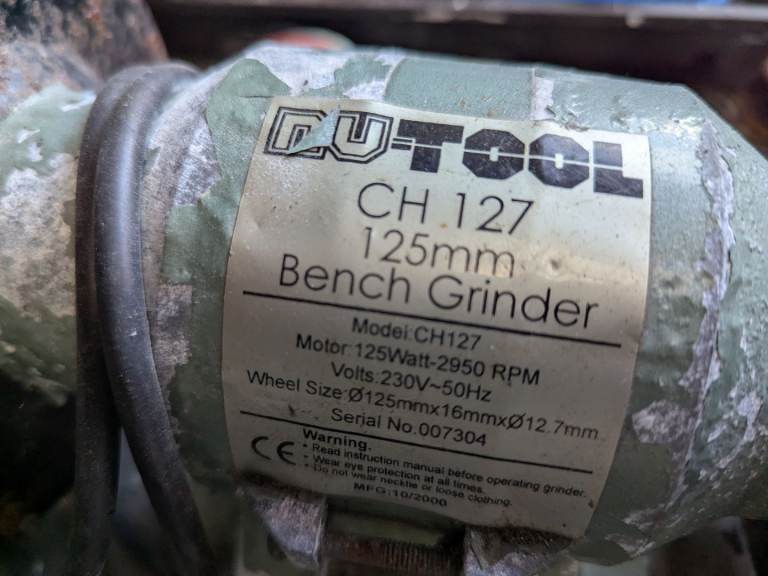 NUTOOL 240V 125W 125MM BENCH GRINDER IN GOOD WORKING ORDER + CAN BE SEEN WORKING WITH DECENT DISCS.