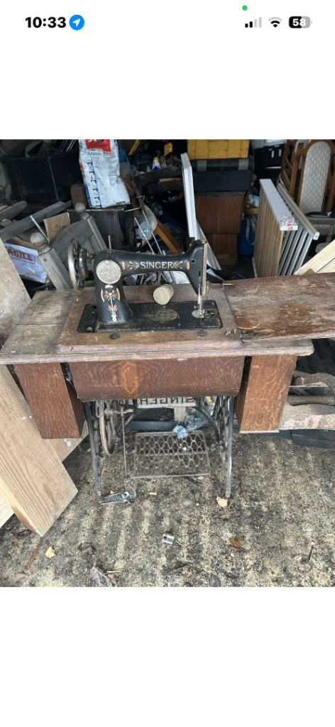 Vintage SINGER Sewing Machine with Wooden Cabinet