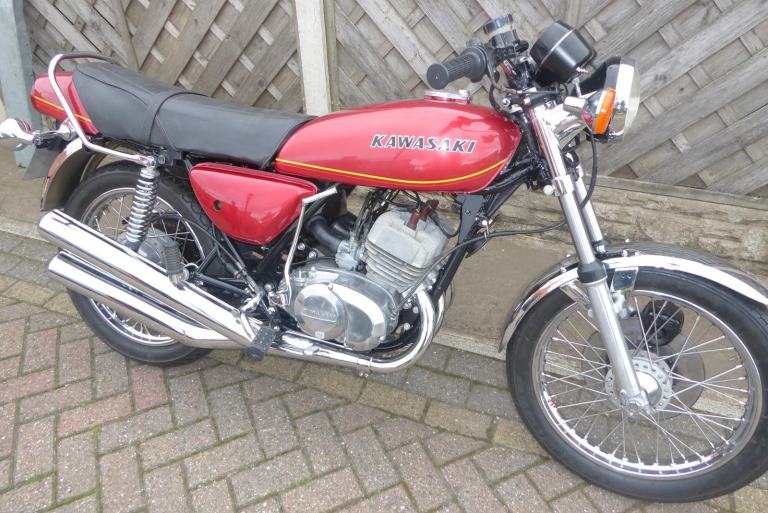 KAWASAKI KH 250 B2 1977 99% RESTORED NEW PAINT ALL NEW CHROME FORKS WHEELS