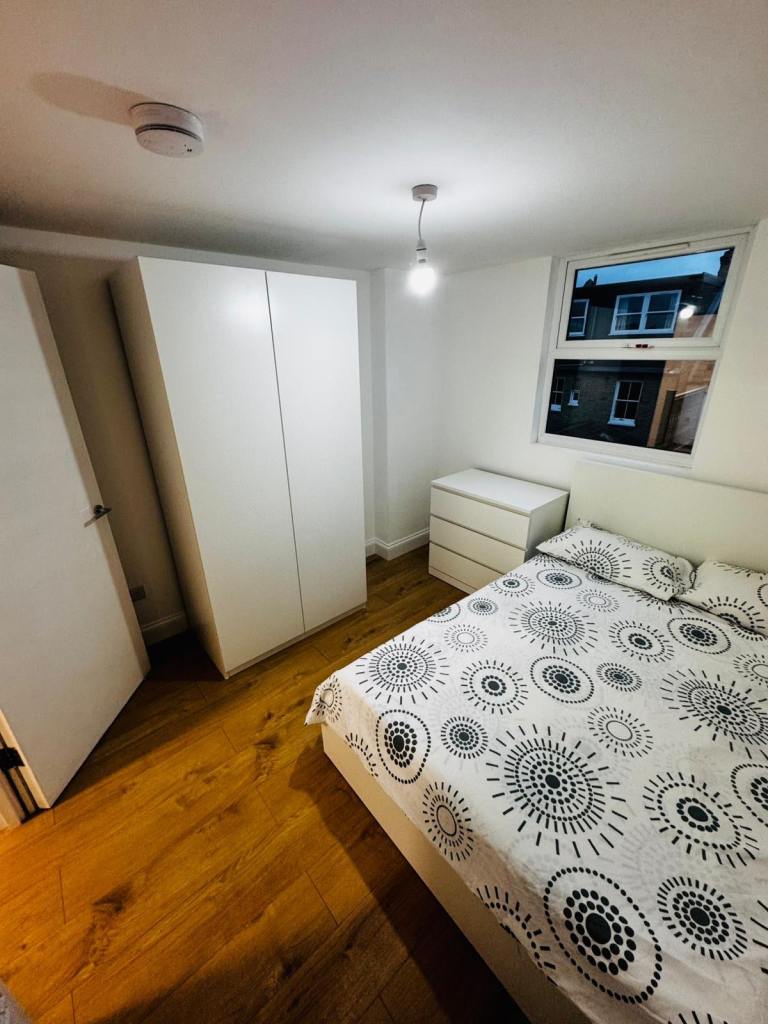FANTASTIC DOUBLE ROOM IN TOOTING BROADWAY 