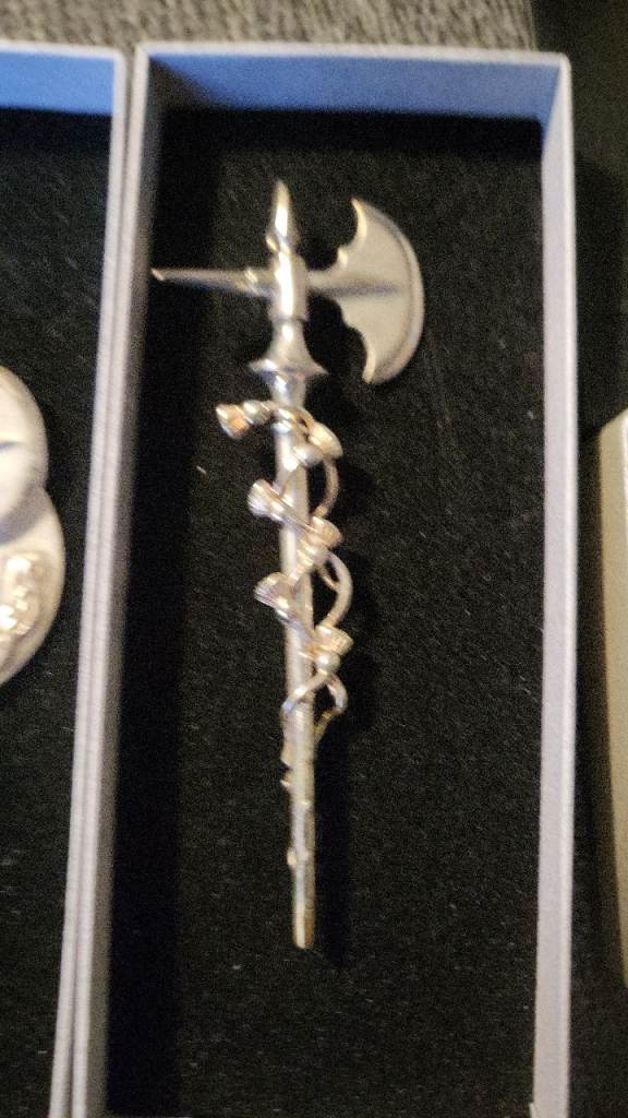 Silver-coloured Axe Brooch with Snake Detail – Good Condition