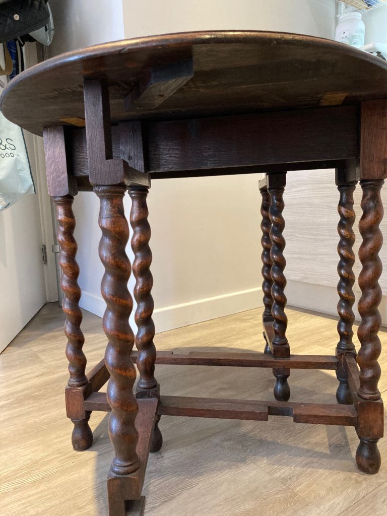 Wooden extendable side table