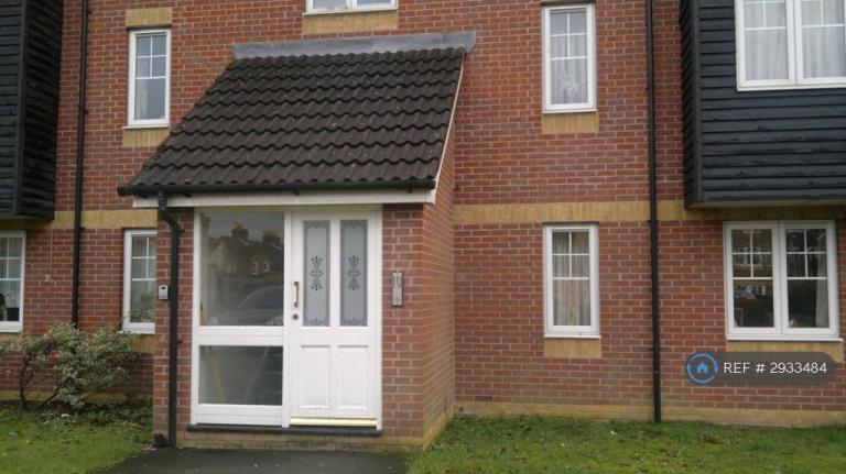 2 bedroom flat in Harbury Court, Newbury, RG14 (2 bed) (#2933484)