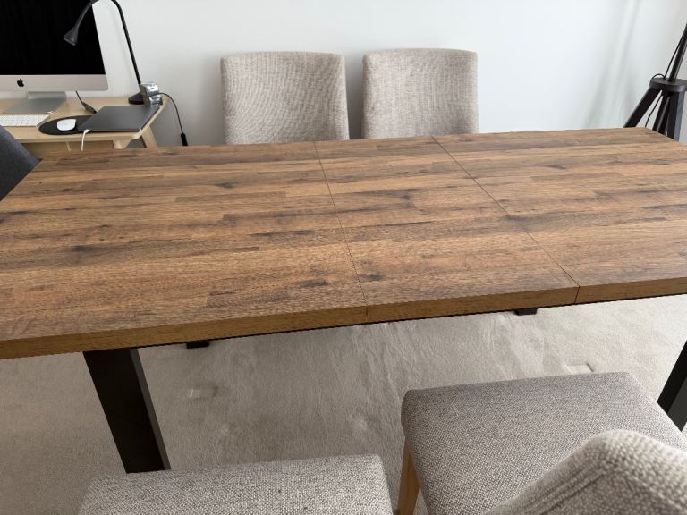 Sturdy Extendable Wood Dining Table – Good Condition