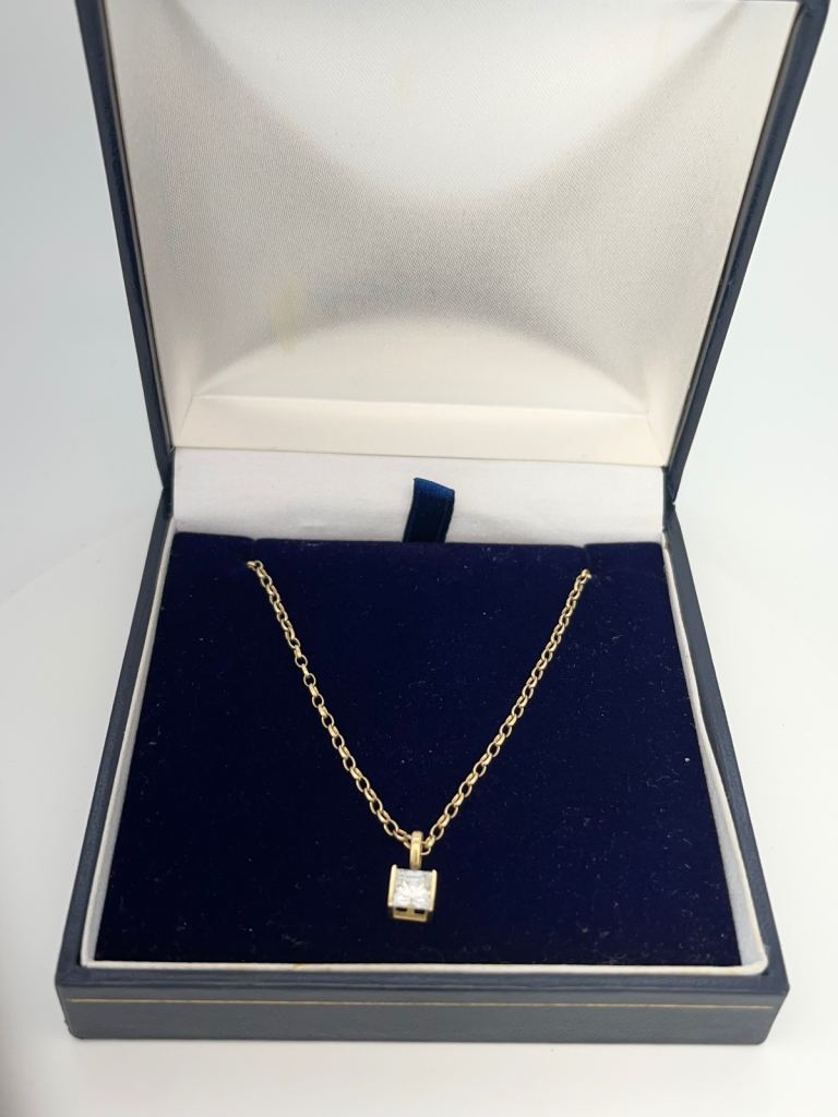 9ct chain (375) + Cubic Zirconia pendant ch