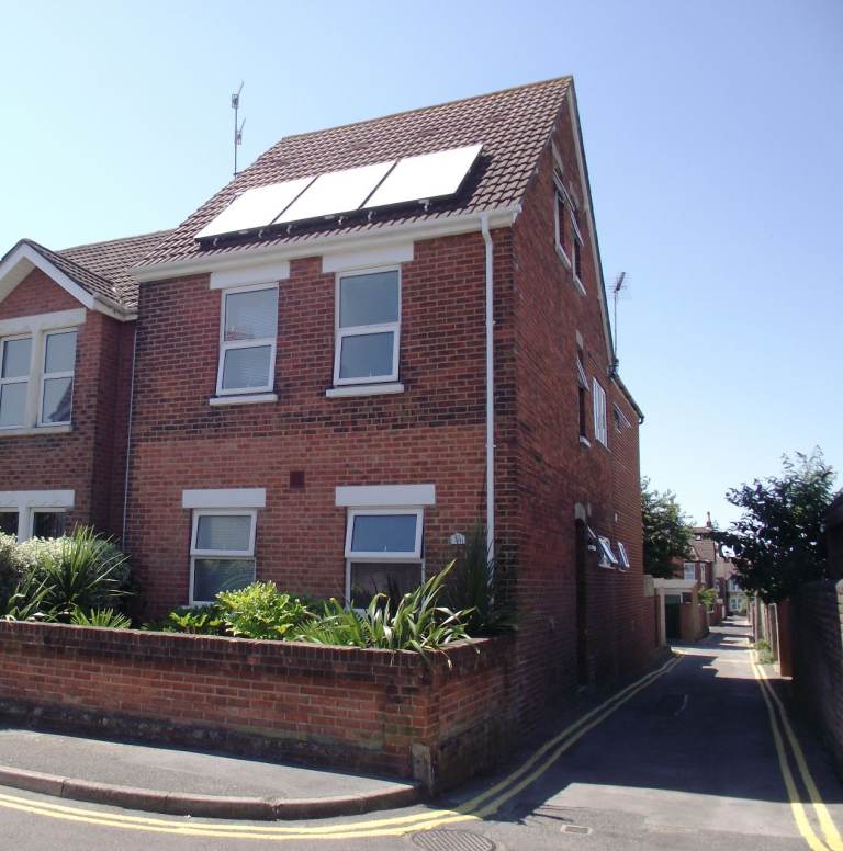 Single room available with private en suite, to let in Poole near the hospital