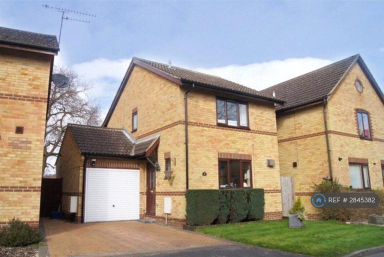 3 bedroom house in Newton Road, Farnborough, GU14 (3 bed) (#2845382)