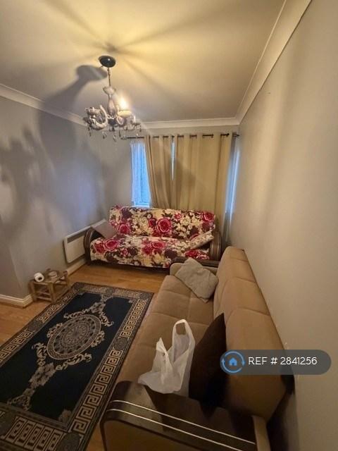 1 bedroom flat in Hickory Close, London, N9 (1 bed) (#2841256)