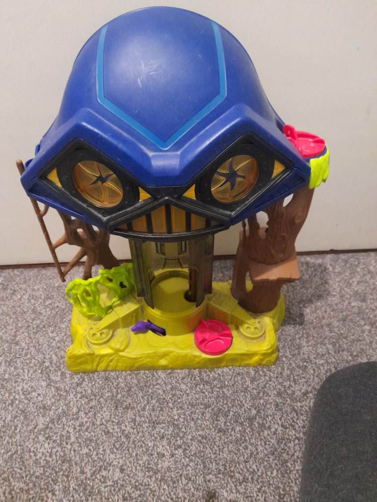 Multicoloured Plastic Play Sets - Arkham Asylum & Batcave