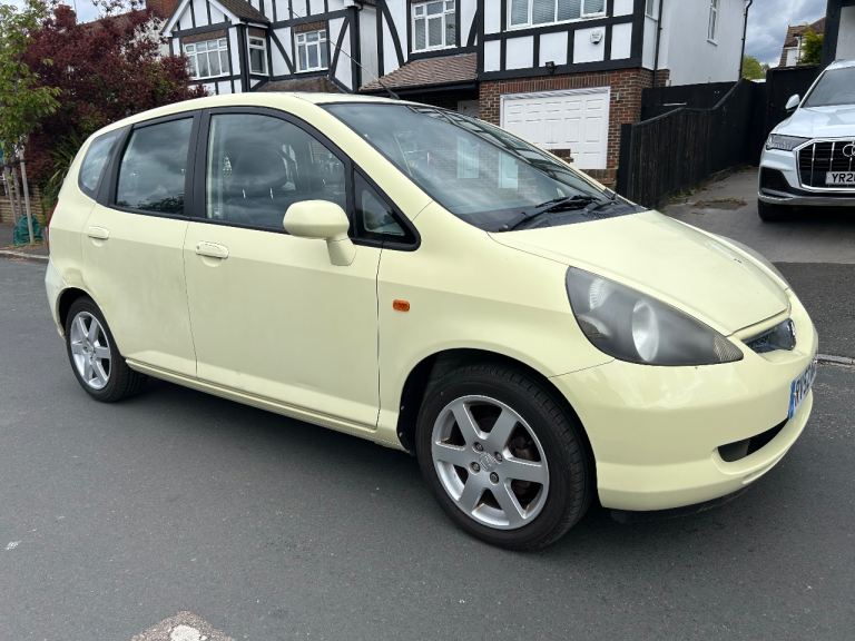 ONE OWNER + AUTOMATIC + VERY LOW MILES 38,000 £1295