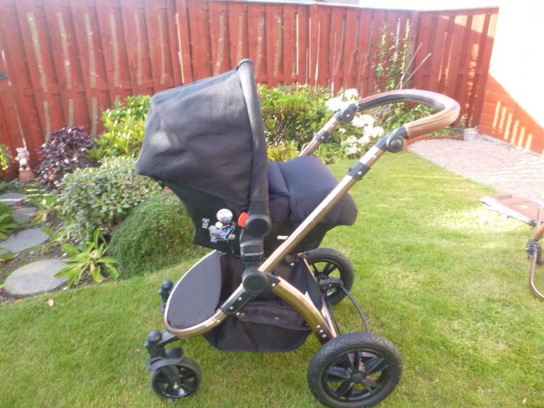 Ickle Bubba V3 12Piece Set with Car Seat & ISOFIX BASE AS NEW Used Two or Three times.