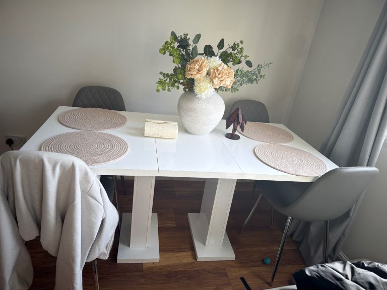 Extendable White Dining Table – Good Condition