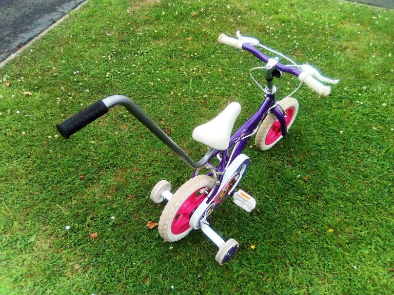 Bike with stabilisers and guide handle 