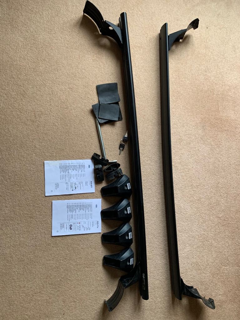 Black Cruz roof bars