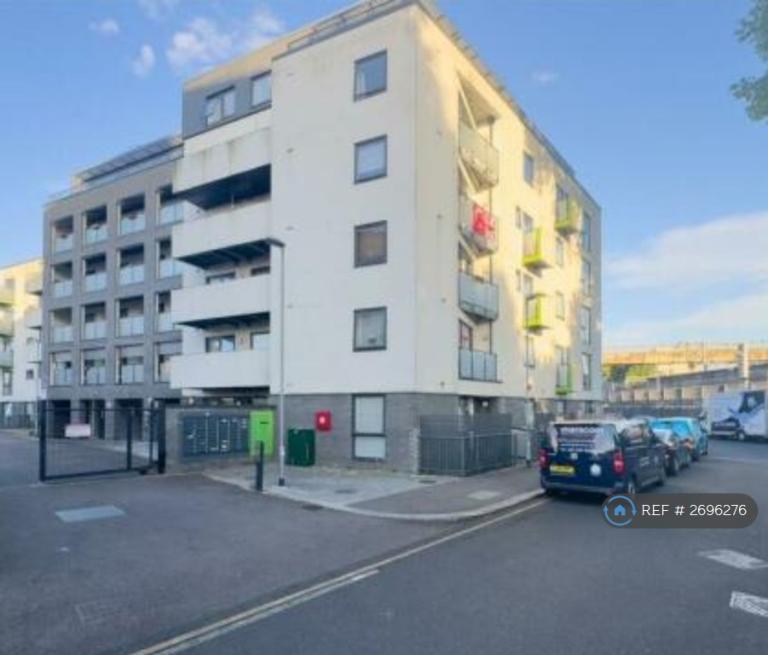 2 bedroom flat in Prioress House, Barking, IG11 (2 bed) (#2696276)