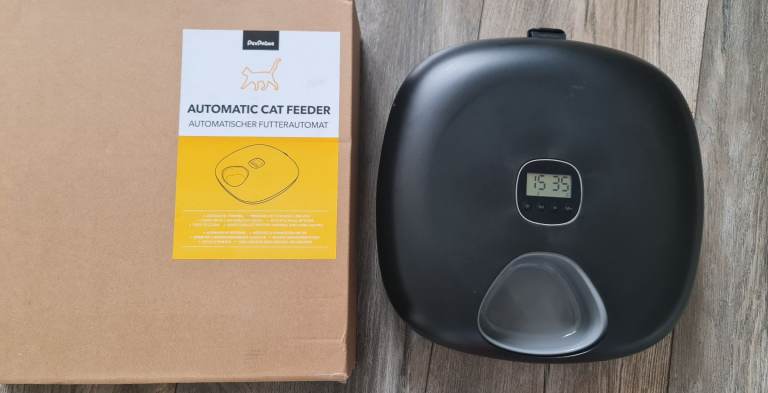 Automatic food feeder 